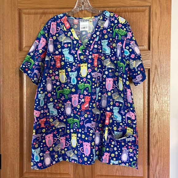 UA Scrubs Size 2XL Top NWOT - Picture 5 of 8
